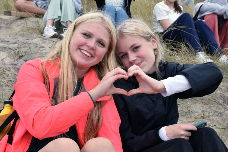 2 Piger laver et hjerte - Horne Efterskole