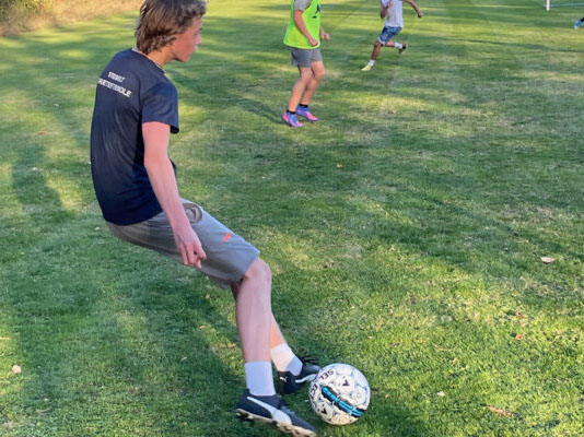 Dreng sparker til fodbold