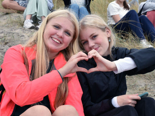 To piger laver et hjerte