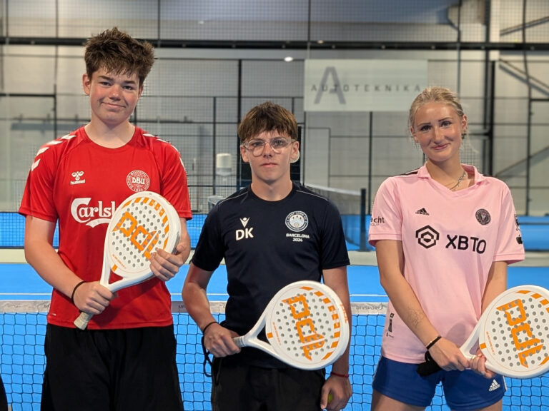 3 elever klar til at spille padel